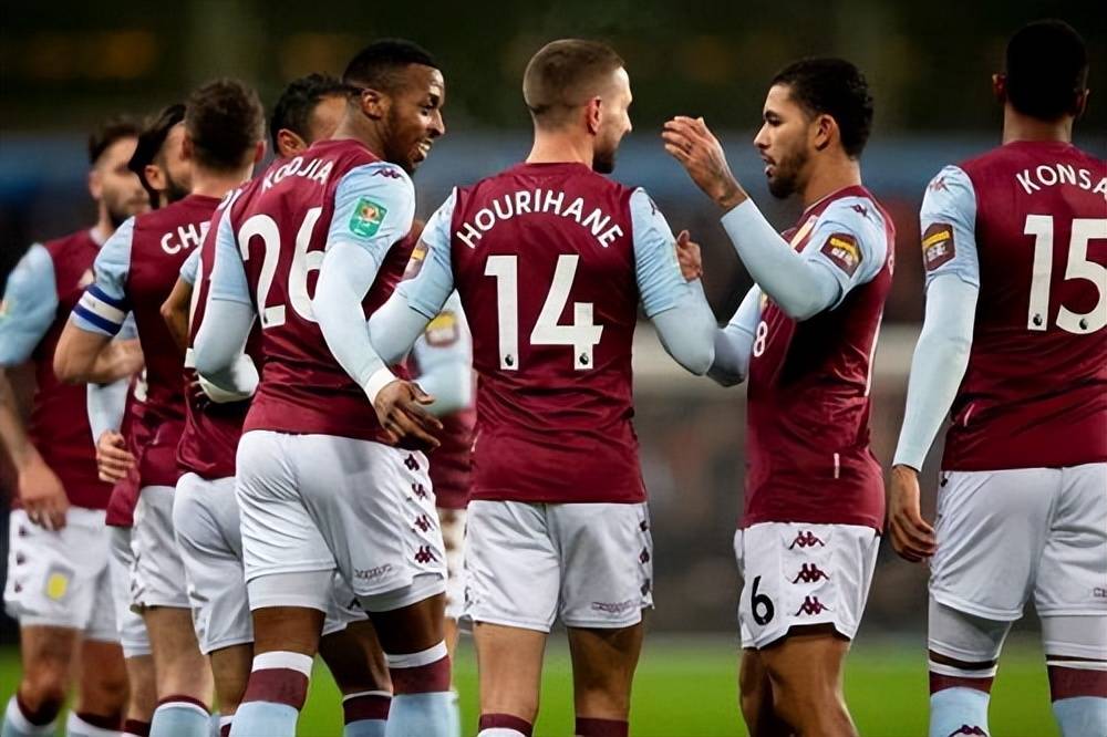 记者：因球迷投掷杂物，塞维主场被罚部分关闭三场且罚款4.5万欧（记者：球迷投掷杂物致塞维主场遭罚部分关闭3场并罚4.5万欧）