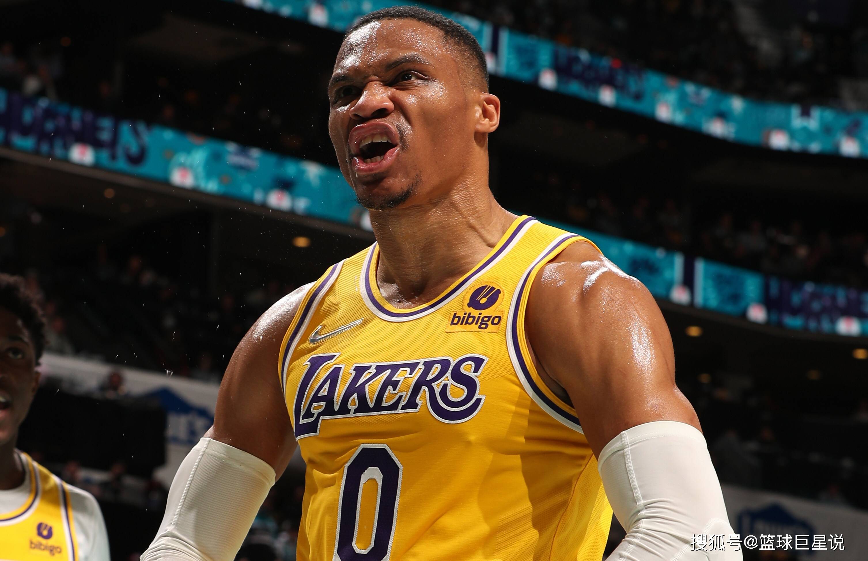 镜头扫到他，答案已经很明显（镜头一转，他就是答案）