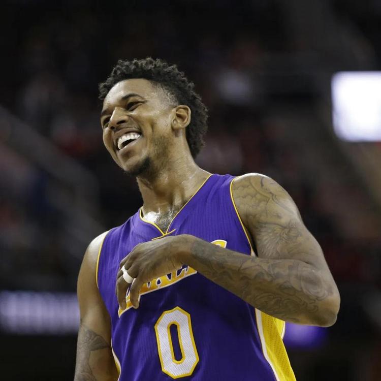 丝滑流畅！卡斯尔突破陀螺转抹过马特科维奇 轻松上空篮！（行云流水！卡斯尔陀螺旋突破摆脱马特科维奇，轻松完成空篮！）