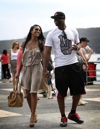 状态火热！乔治半场13中8得到27分3篮板4助攻（乔治半场火力全开：13投8中拿下27分3篮板4助攻）