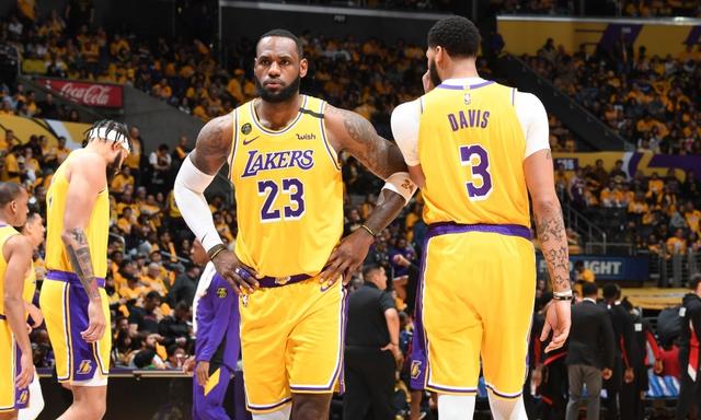 约基奇场均三双领跑篮板助攻榜（约基奇场均三双，高居篮板与助攻榜首）