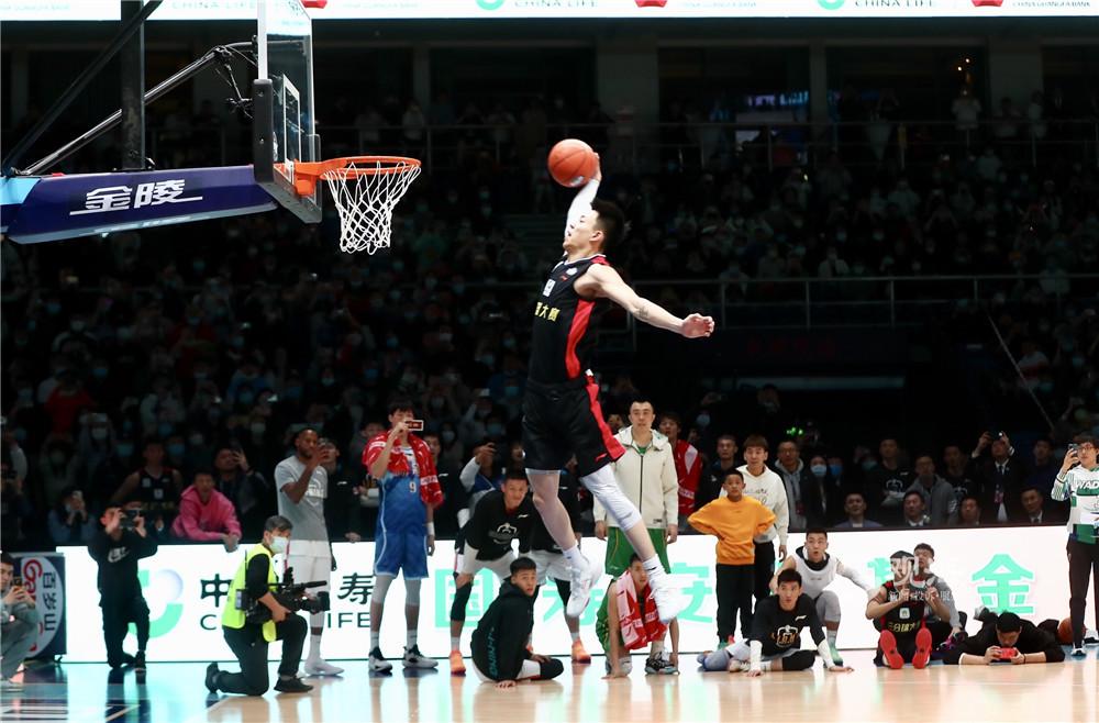 官方：因球迷对阿奇姆彭的歧视言行，成都蓉城被罚款50万元（官方处罚：成都蓉城因球迷歧视阿奇姆彭被罚款50万元）