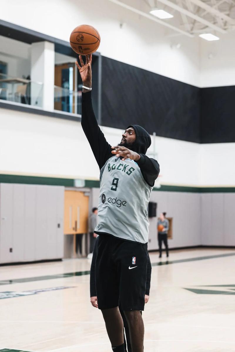 库里在NBA圣诞大战获胜后与家人握手庆祝（NBA圣诞大战告捷后，库里与家人握手庆祝）