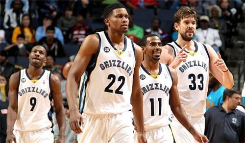 重创！皇马悍将伤缺两月 巴尔韦德或被迫改踢右后卫（噩耗！皇马大将伤停两个月 巴尔韦德或客串右后卫）