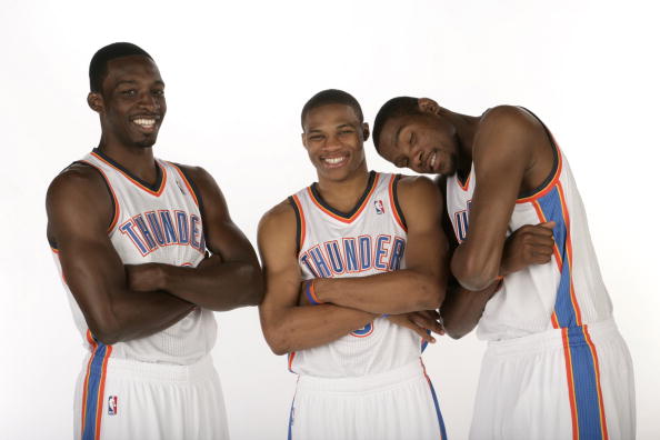 梅西赛前将球衣赠予安哥拉总统，总统回赠他一座纪念奖杯（赛前梅西赠球衣予安哥拉总统，对方回以纪念奖杯）