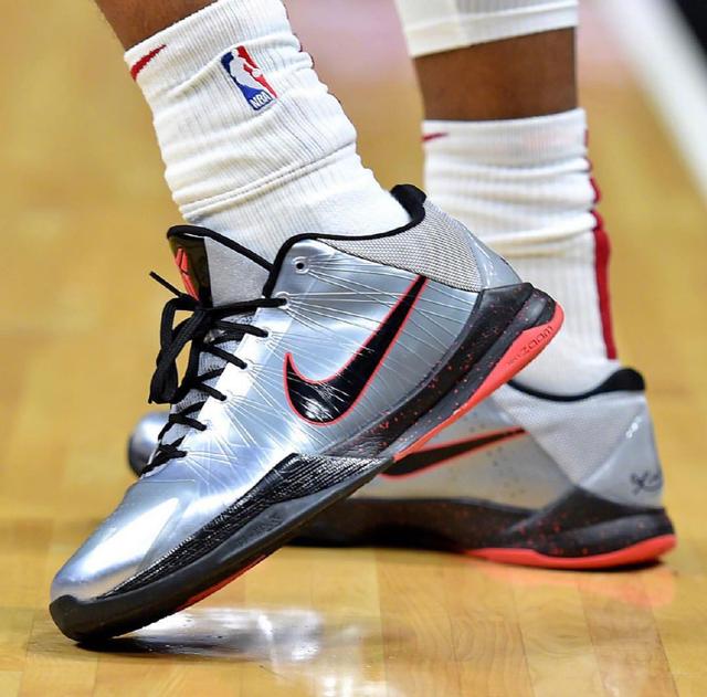 队记：拉尔森的左脚踝X光检查结果为阴性，明天进行MRI检查（队记：拉尔森左脚踝X光未见异常，明日将进行核磁共振检查）