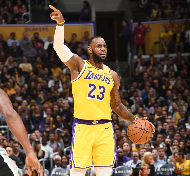 比尔住着拐杖来到现场和小卡kd寒暄（比尔拄着拐杖现身现场，与小卡、KD寒暄）