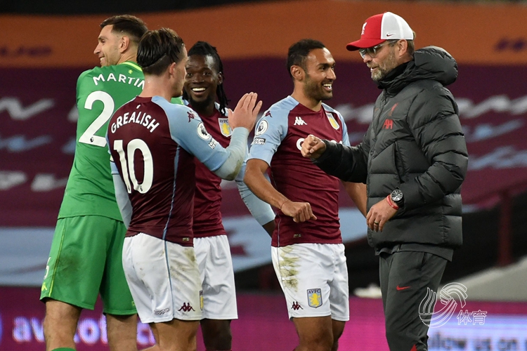 米体：斯帕莱蒂考虑放弃无锋阵，重新启用2名进攻中场+1名中锋（米体：斯帕莱蒂或弃用无锋战术，改打双前腰+单箭头）