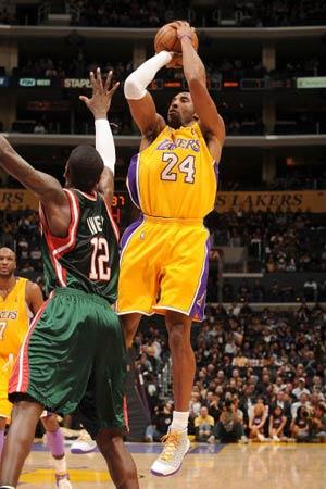 求战心切，安东尼因自己红牌停赛无法出战塞维利亚德比而落泪（红牌停赛无缘塞维利亚德比，求战心切的安东尼落泪）