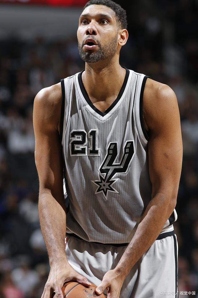 关系不错！唐斯和爱德华兹赛后热聊，爱德华兹被逗笑（赛后唐斯与爱德华兹热聊显默契，爱德华兹被逗得笑开怀）